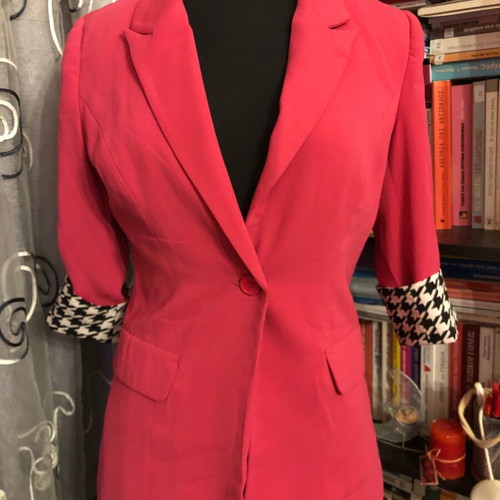 Women's fuchsia blazer like new with herringbone pattern and belt