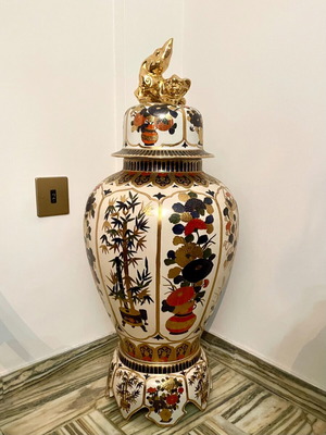 Large Chinese porcelain vase handmade with gold like new
