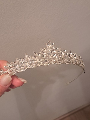Tiara silver tone bridal with crystal leaf design