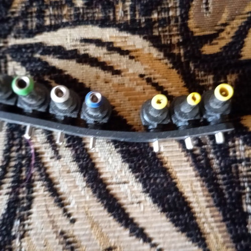 Universal power adapter interchangeable tips set like new, 7 pcs