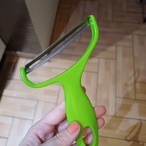 Vegetable peeler like new, vegetable cutter