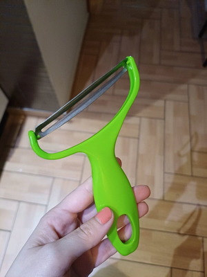Vegetable peeler like new, vegetable cutter
