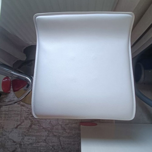 Set of 2 white bar stools with adjustable height