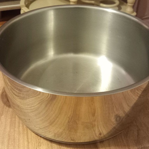 Kitchenware set used, 7 pieces including pots and baking molds