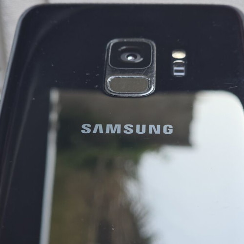 Samsung S9 64GB Dual SIM phone used, small screen crack