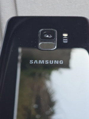 Samsung S9 64GB Dual SIM phone used, small screen crack