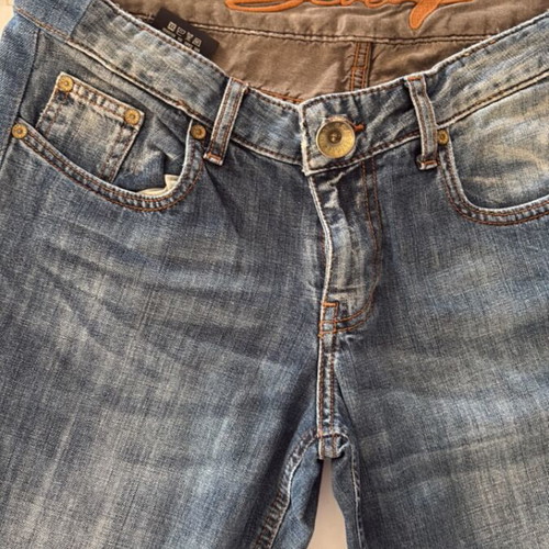 Seven Jeans with rhinestones on back like new, size 40, blue