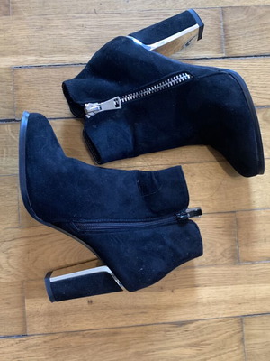 Velvet pumps size 37 like new, black