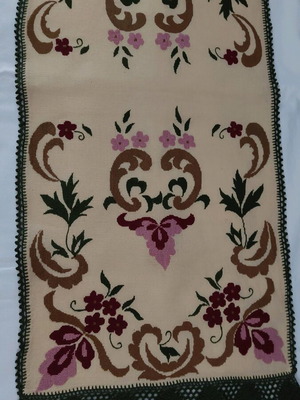 Embroidered table runner on etamine 100x42cm with dark green crochet lace new