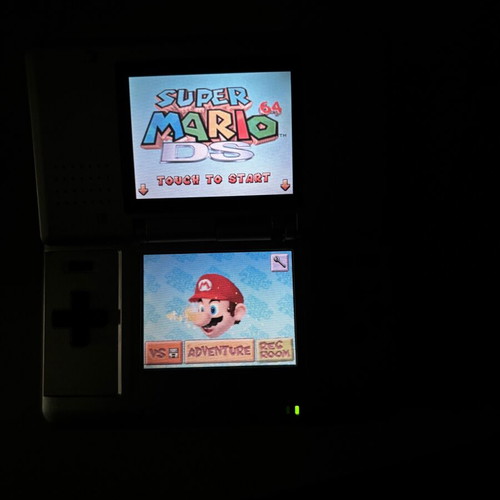 Nintendo DS употребяван с износване на дясното закопчаване