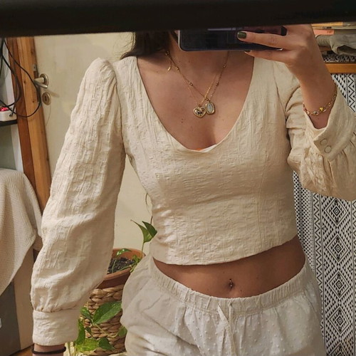 Zara cream blouse like new with floral patterns, fitted waist