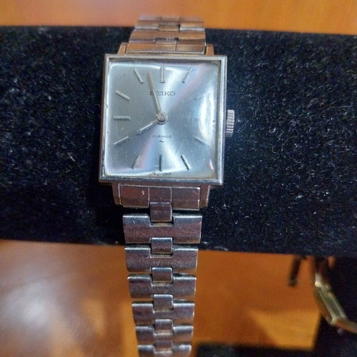 Three Seiko women's watches used from the 70s not working