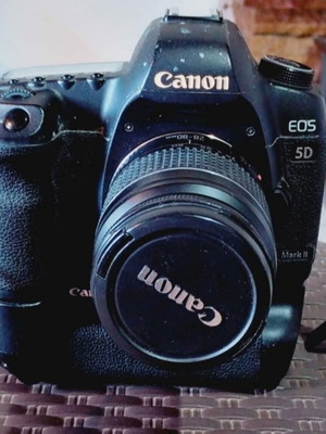 Canon Mark II φωτογραφική μηχανή μεταχειρισμένη με 2 φακούς, battery grip, τρίποδο