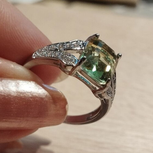 Green stone ring Elegance, like new, silver and green
