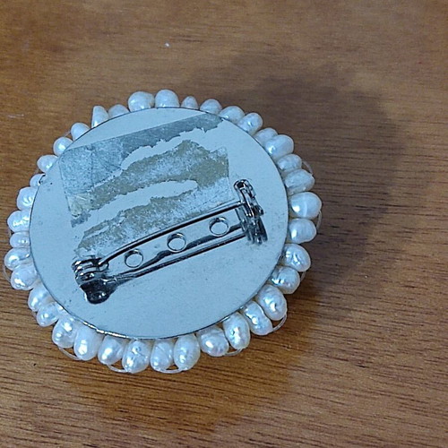 Brooch and earrings with pearls like new