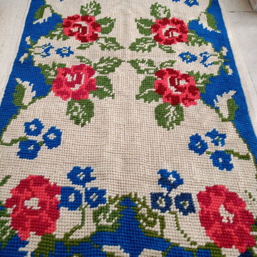 Embroidered Metered Rug like new, 1.60 by 90