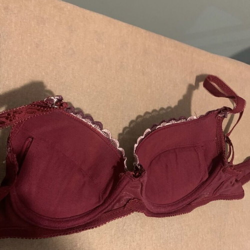 Bra with embroidered design like new, red, size 75B