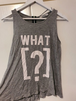 Top sleeveless grey with print and back zipper like new