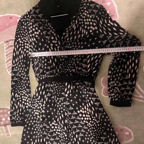 Karla black dress with belt and unique print like new, size L