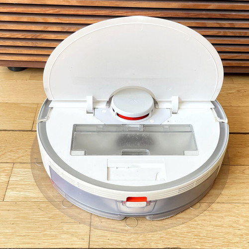 Xiaomi Roborock S5 Max robot vacuum used with large water tank and dock mat