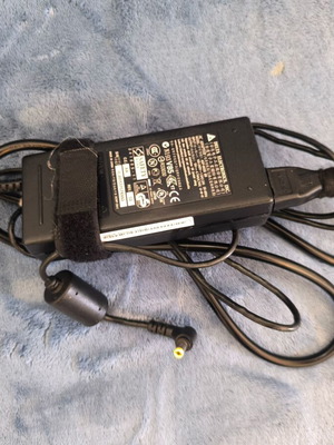 Delta 90W φορτιστής laptop 19V 4.74A σαν καινούργιο, βύσμα 5.5x1.7
