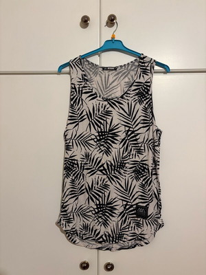 Sleeveless men's shirt
