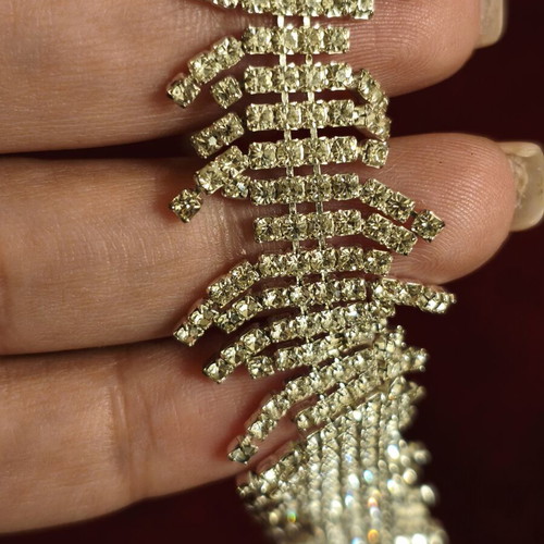 Bracelet with rhinestones like new, wavy design