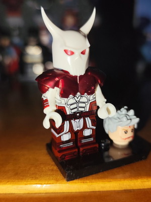 Μινιφιγούρα White Dragon σαν καινούργιο με αξεσουάρ από Peacemaker Series