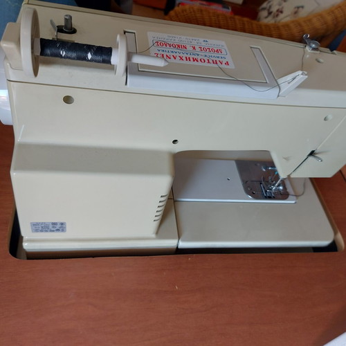 Singer 8618 sewing machine with cabinet