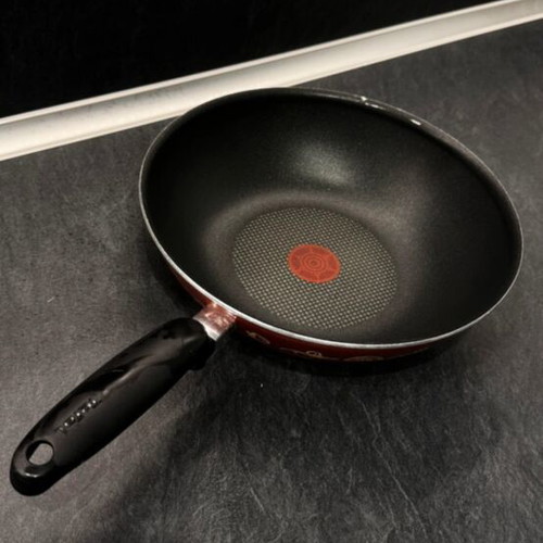 Tefal Nonstick Wok Pan used with Thermo-Signal technology