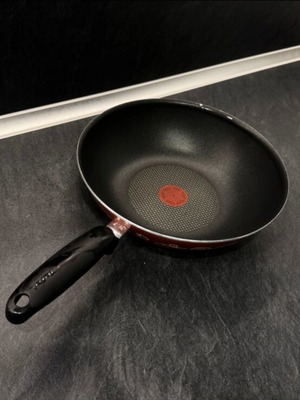 Tefal Nonstick Wok Pan used with Thermo-Signal technology