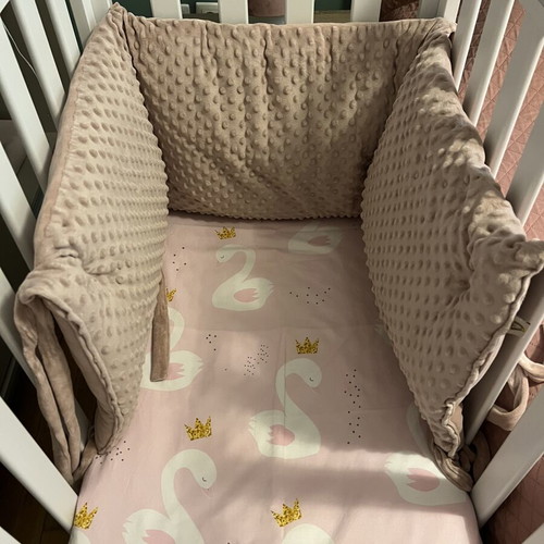 Double-sided crib bumper in dusty pink shade