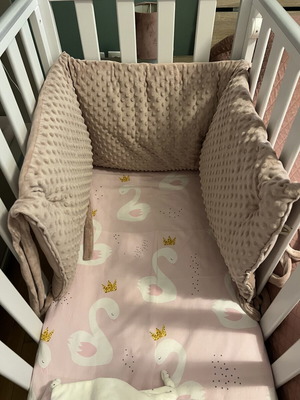Double-sided crib bumper in dusty pink shade