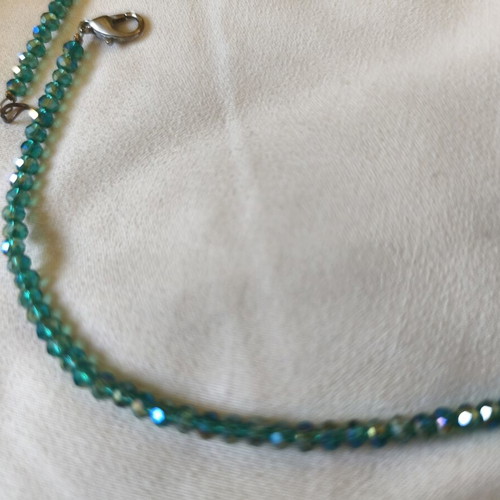 Women's necklace with green crystals and 8 real pearls, metal clasp