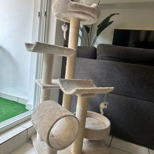 Cat tree with scratching posts