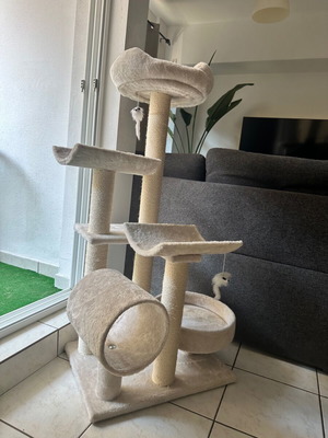 Cat tree with scratching posts