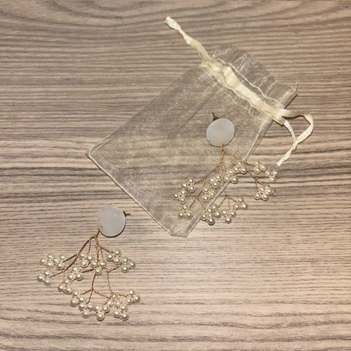 Earrings new with gold-colored wire and white pearls