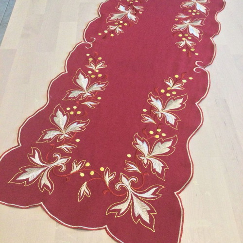 Set of 4 Christmas tablecloths and table runner semeni new