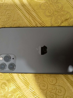 iPhone 11 Pro Max като нов с Apple Smart Battery Case и аксесоари