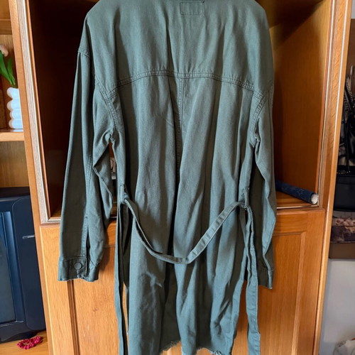 Long oil green denim jacket with buttons and belt, new