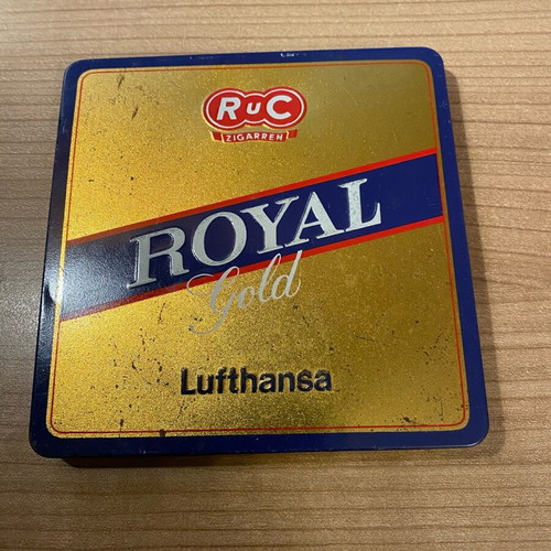 Collectible ROYAL Gold cigarette tin from Lufthansa used