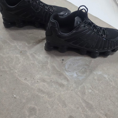 Athletic shoes size 45, like new