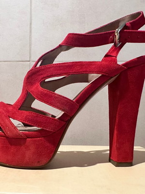 Πέδιλα Zara κόκκινα suede μεταχειρισμένα No39 με ψηλό τακούνι και φιάπα