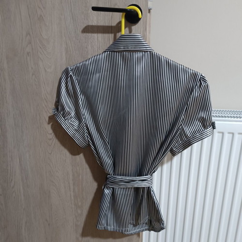 Shirt with short puffed sleeve and side bow, like new, black and white, size L