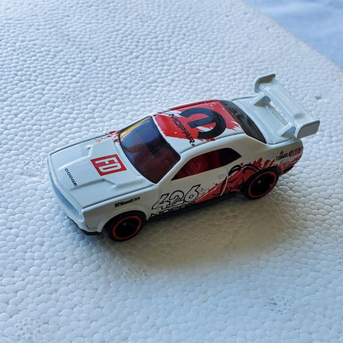 Hot Wheels Dodge Challenger like new