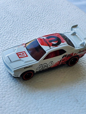 Hot Wheels Dodge Challenger like new
