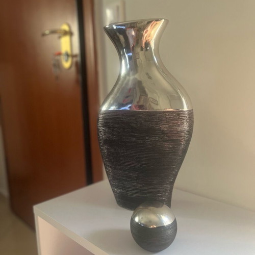 Living room vase like new in brown embossed with silver
