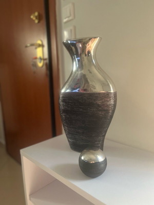 Living room vase like new in brown embossed with silver