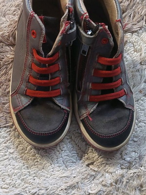 Boys' boots size 27 like new, gray casual