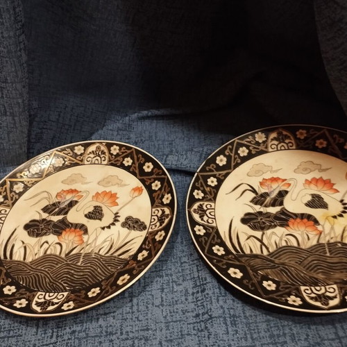 Hand-painted decorative plates used, set of 2 pieces